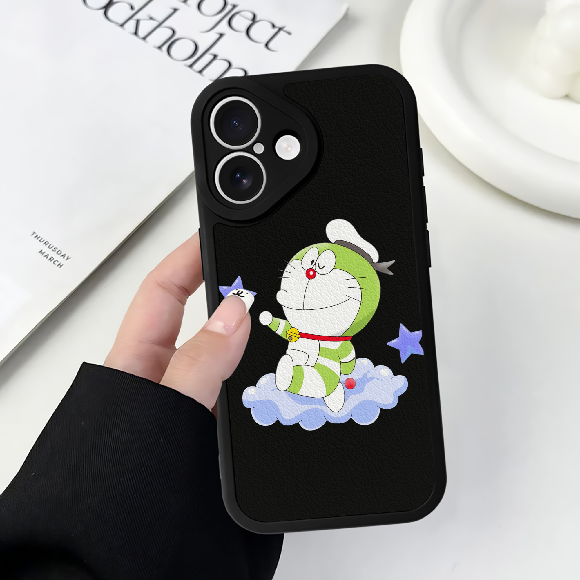 （画像用） ドラえもん Doraemon 【iPhone 16シリーズ対応】シリコンスマホケース（レザー調） 材質：シリコン